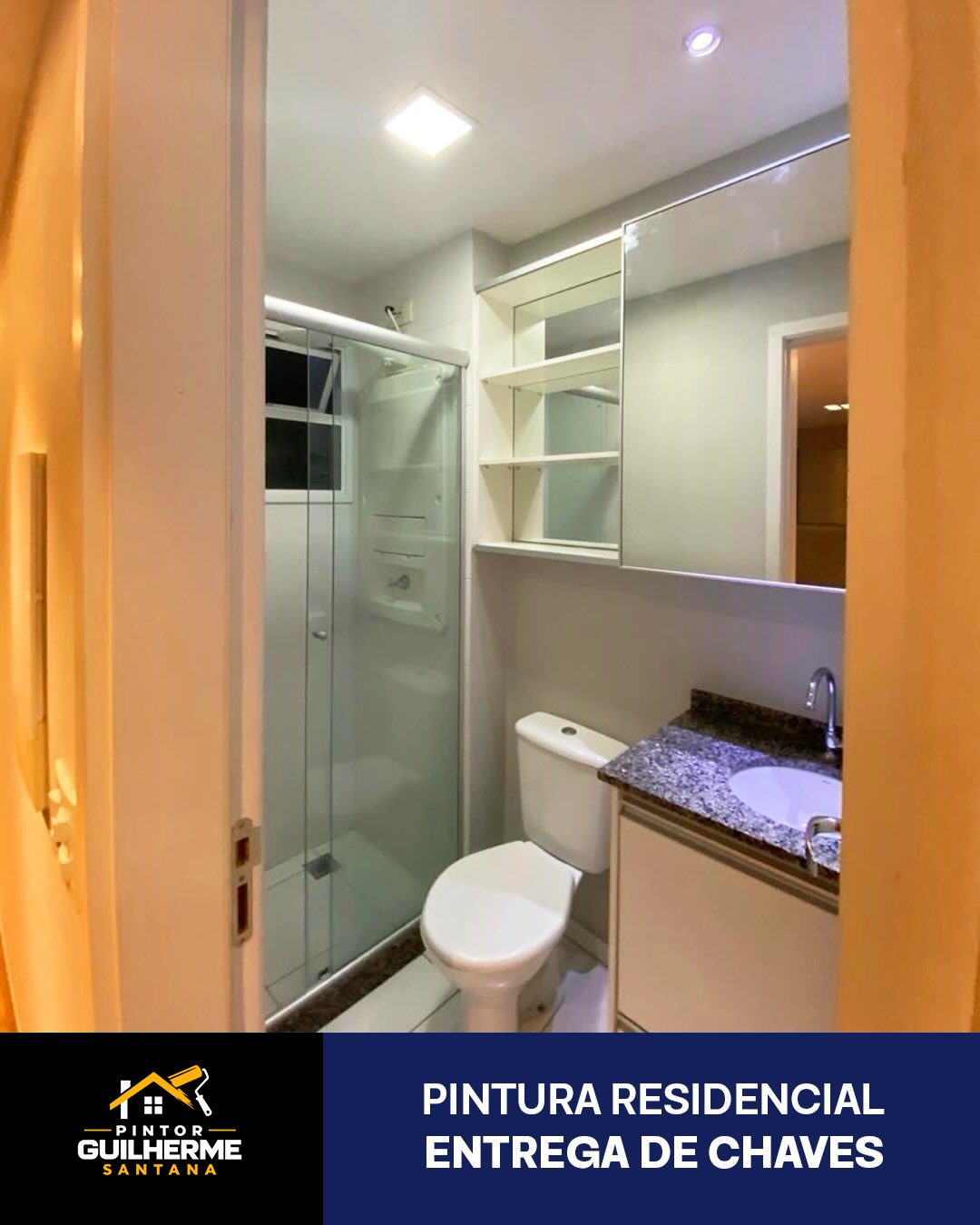 Banheiro pintado com acabamento claro