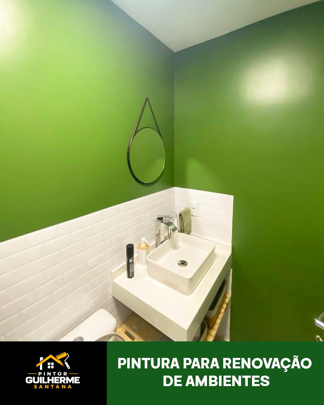 Lavabo renovado com parede pintada de verde