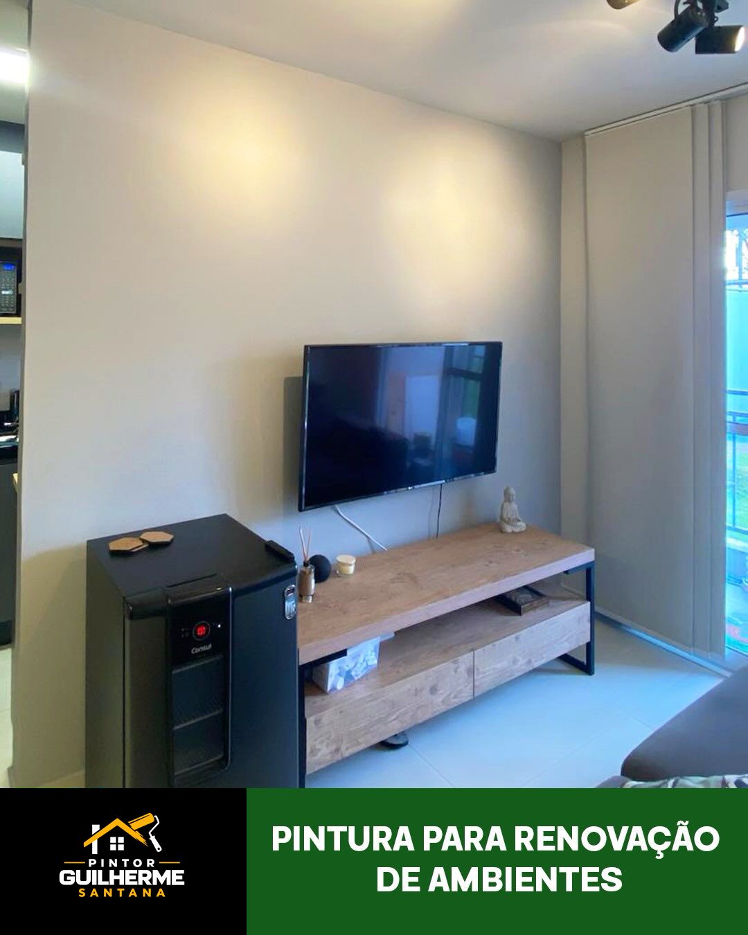 Sala renovada com parede em tom claro