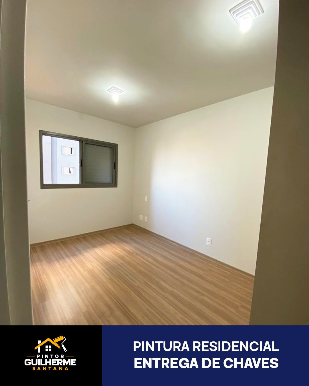 Quarto pintado em branco com piso de madeira