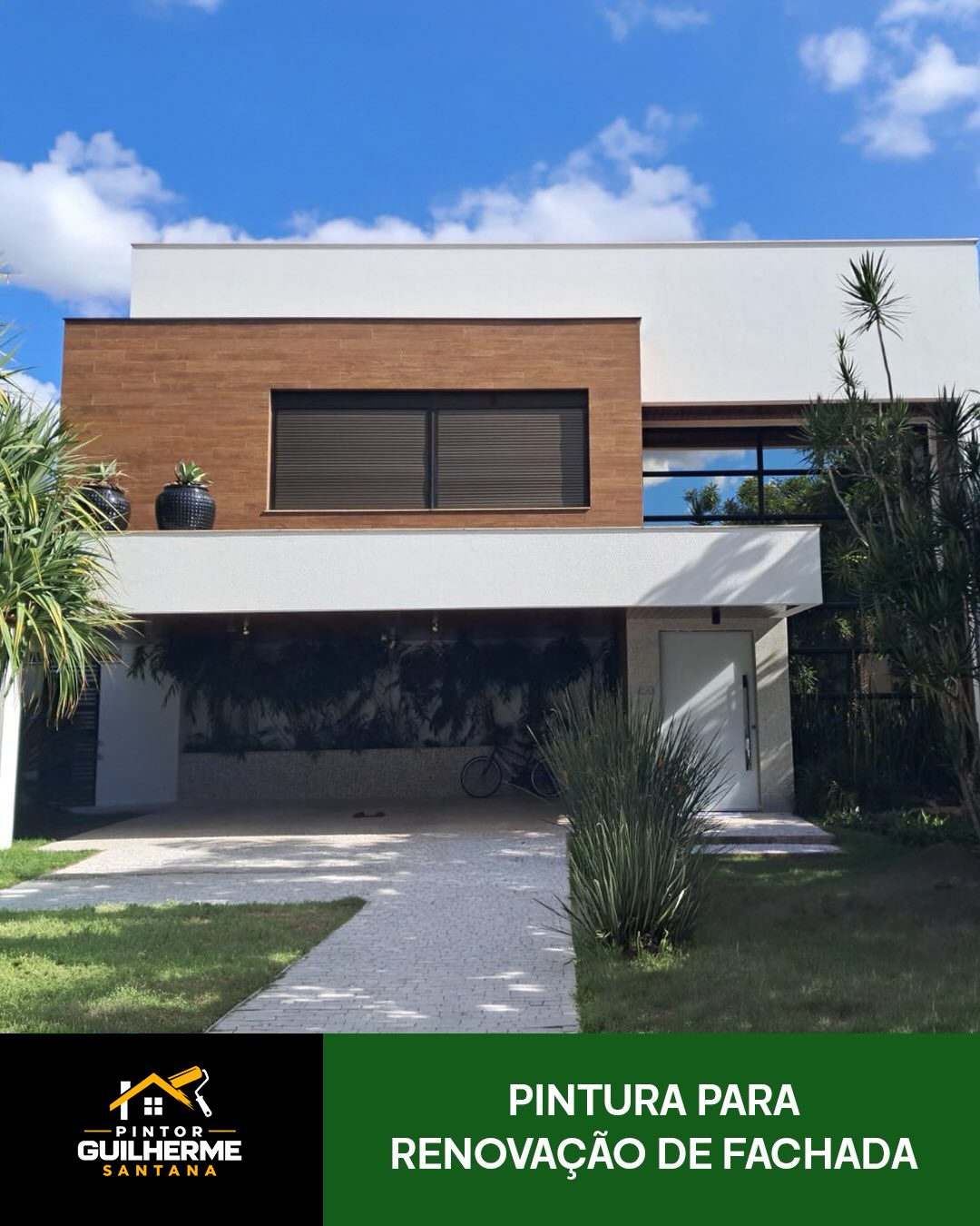 Fachada de casa renovada com pintura branca